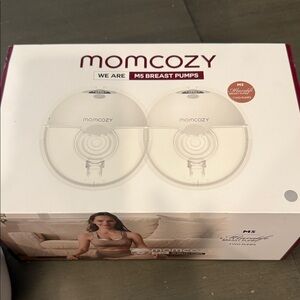 Momcozy M5 Breast Pumps - White in great condition